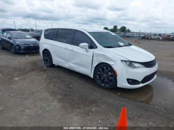  Salvage Chrysler Pacifica