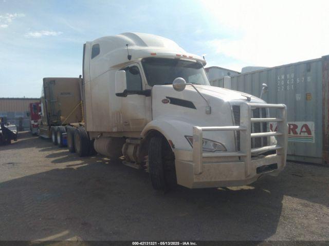  Salvage Peterbilt 579