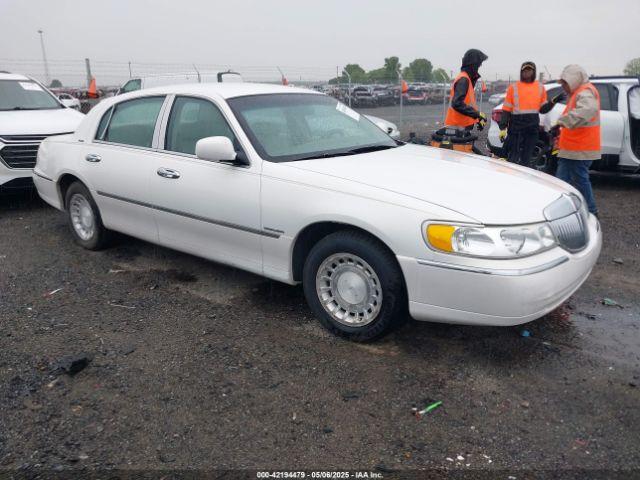  Salvage Lincoln Towncar
