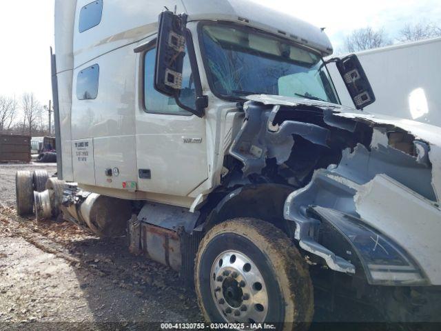  Salvage Volvo Vnl