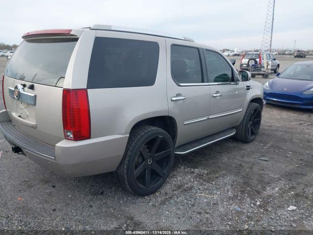 Cadillac Escalade Standard Image 3