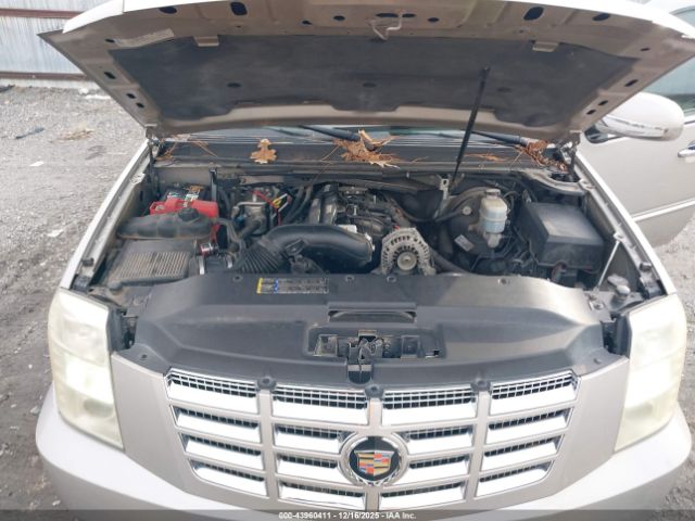 Cadillac Escalade Standard Image 7