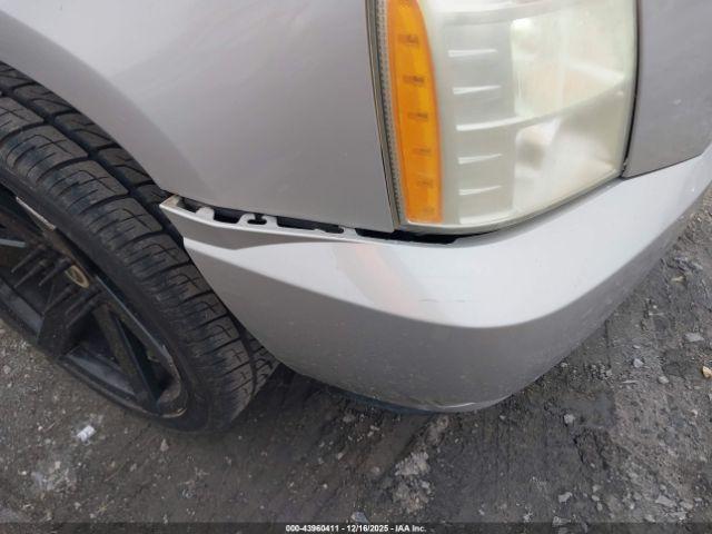 Cadillac Escalade Standard Image 13