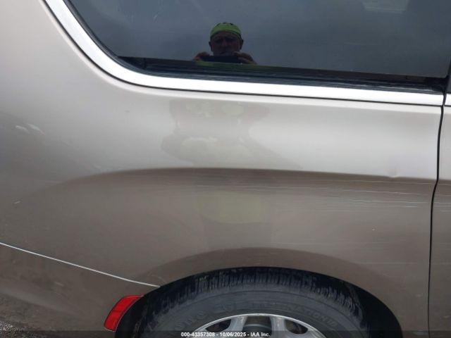 Chrysler Pacifica Touring-l Image 9