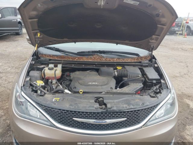 Chrysler Pacifica Touring-l Image 2