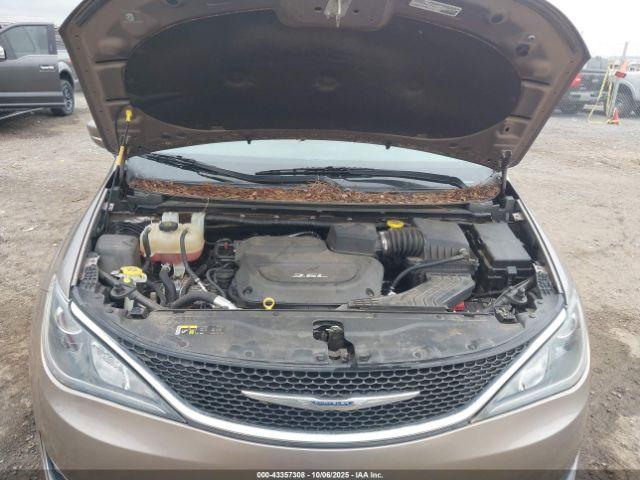 Chrysler Pacifica Touring-l Image 2