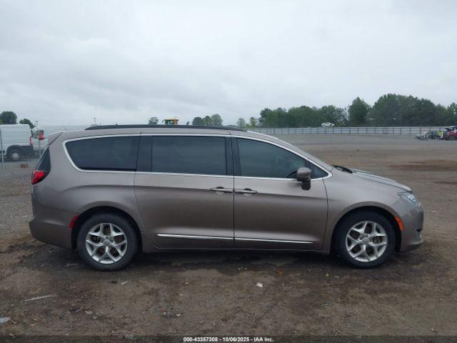 Chrysler Pacifica Touring-l Image 15