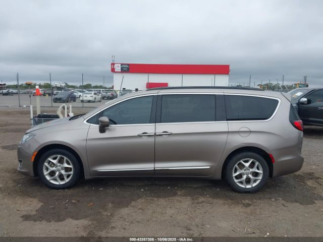 Chrysler Pacifica Touring-l Image 17