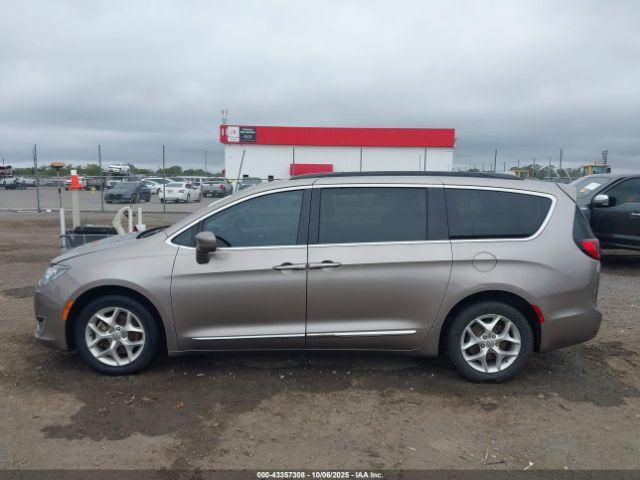Chrysler Pacifica Touring-l Image 17