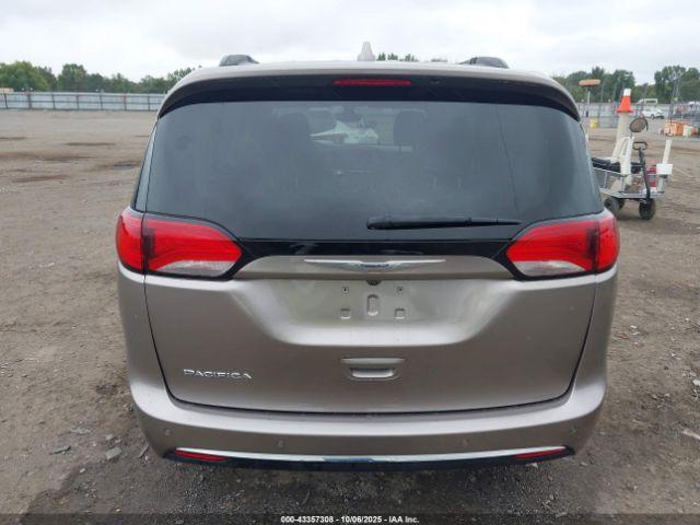 Chrysler Pacifica Touring-l Image 4