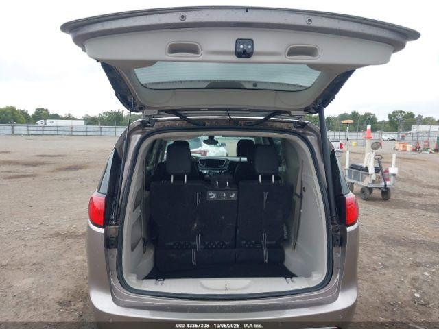 Chrysler Pacifica Touring-l Image 19