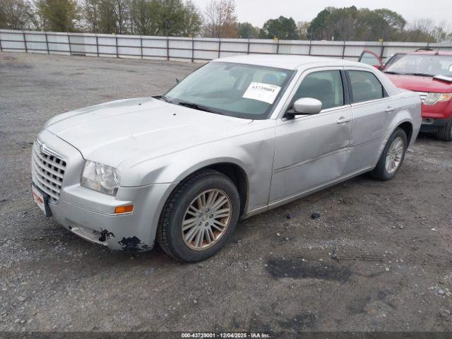 Chrysler 300 Touring Image 8
