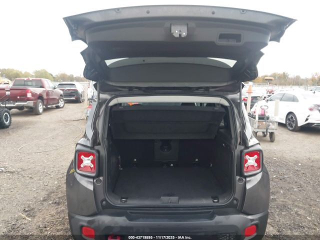 Jeep Renegade Trailhawk 4x4 Image 10
