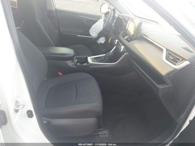 Toyota RAV4 Le Image 5