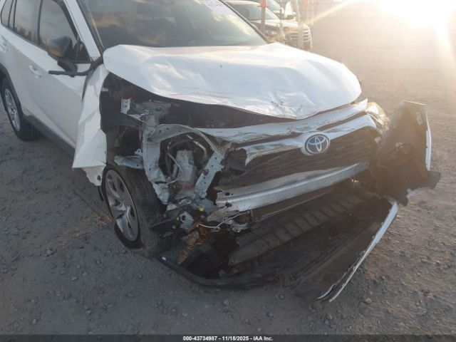 Toyota RAV4 Le Image 7