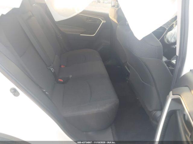 Toyota RAV4 Le Image 2