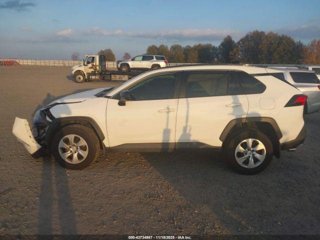 Toyota RAV4 Le Image 11