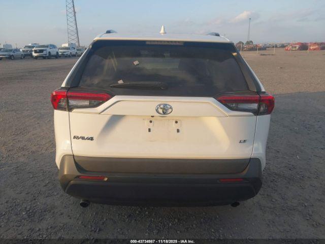 Toyota RAV4 Le Image 17