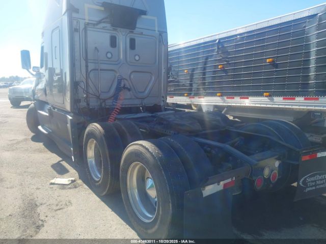 Freightliner Cascadia 125 Image 9
