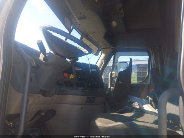 Freightliner Cascadia 125 Image 13