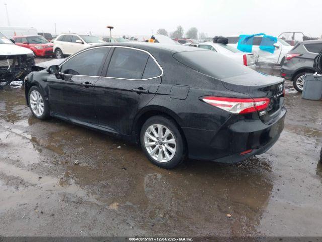 Toyota Camry Le Image 3