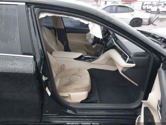 Toyota Camry Le Image 8