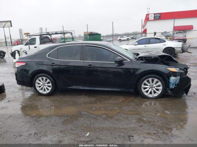 Toyota Camry Le Image 5