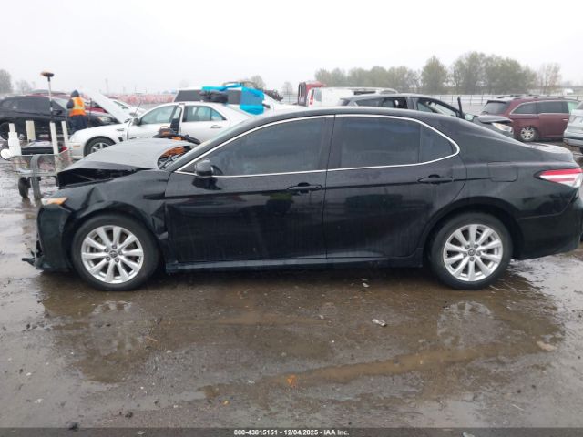 Toyota Camry Le Image 7